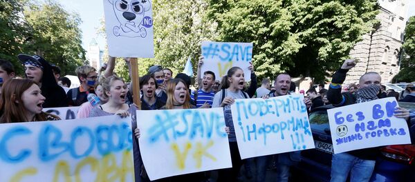 Акция протеста против закрытия социальных сетей на Украине - Sputnik Латвия