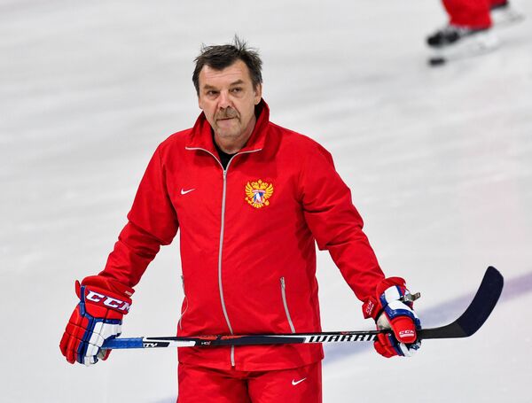 Главный тренер сборной России Олег Знарок во время тренировки перед четвертьфинальным матчем со сборной Чехии на чемпионате мира по хоккею во Франции Главный тренер сборной России Олег Знарок во время тренировки перед четвертьфинальным матчем со сборной Чехии на чемпионате мира по хоккею во Франции - Sputnik Латвия