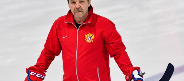 Главный тренер сборной России Олег Знарок во время тренировки перед четвертьфинальным матчем со сборной Чехии на чемпионате мира по хоккею во Франции - Sputnik Латвия