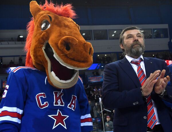 Главный тренер СКА Олег Знарок на церемонии награждения обладателей Кубка Гагарина Континентальной хоккейной лиги сезона 2016-2017 Главный тренер СКА Олег Знарок на церемонии награждения обладателей Кубка Гагарина Континентальной хоккейной лиги сезона 2016-2017 - Sputnik Латвия