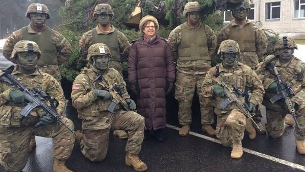 Посол США в Латвии Нэнси Петитт с американскими солдатами - Sputnik Латвия
