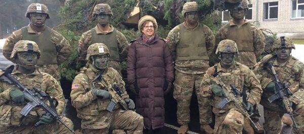 ASV vēstniece Latvijā Nensija Petita ar amerikāņu karavīriem ASV vēstniece Latvijā Nensija Petita ar amerikāņu karavīriem - Sputnik Latvija