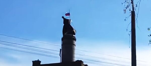 Bijušajā alusdarītavā Vārpa pacelts Krievijas karogs Bijušajā alusdarītavā Vārpa pacelts Krievijas karogs - Sputnik Latvija