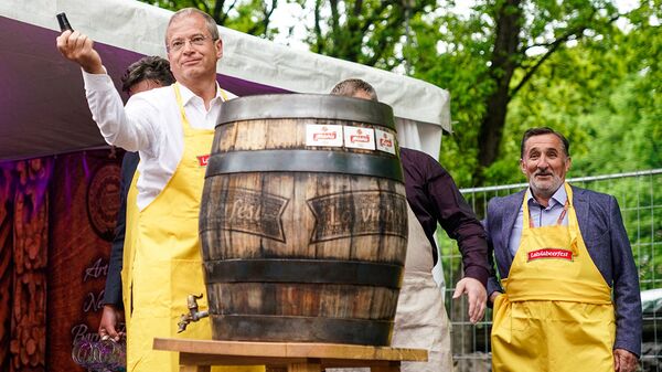 В этот раз, после выбивания пробки из бочки пивного фонтана не получилось - Sputnik Латвия