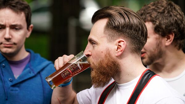 Посетитель фестиваля дегустирует пиво - Sputnik Латвия