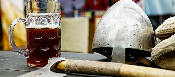 Кружка с пивом в окружении средневековья Кружка с пивом в окружении средневековья - Sputnik Латвия