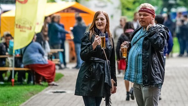 Посетители пивного фестиваля дегустируют пенный напиток - Sputnik Латвия