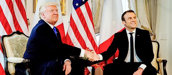 Президент Сша Дональд Трамп и президент Франции Эммануэль Макрон в Брюсселе 25 мая 2017 года Президент Сша Дональд Трамп и президент Франции Эммануэль Макрон в Брюсселе 25 мая 2017 года - Sputnik Latvija