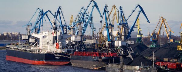 Перевалка угля в Рижском порту Перевалка угля в Рижском порту - Sputnik Latvija