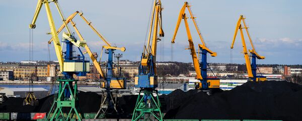 Перевалка угля в Рижском порту Перевалка угля в Рижском порту - Sputnik Latvija