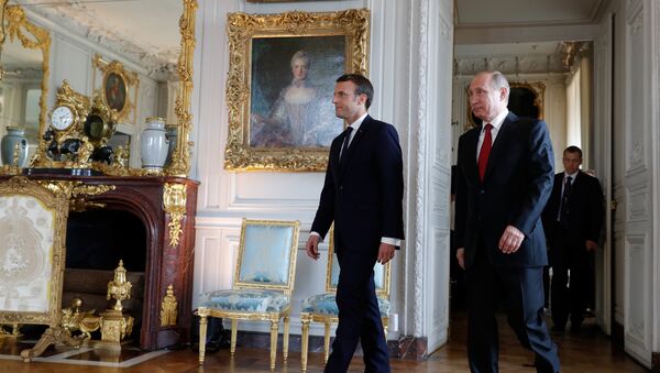 Президент РФ Владимир Путин с президентом Франции Эммануэлем Макроном - Sputnik Латвия