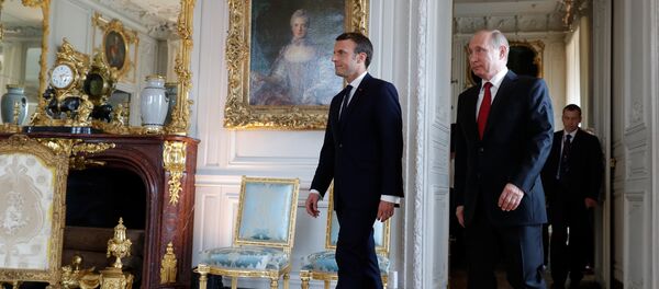 Президент РФ Владимир Путин с президентом Франции Эммануэлем Макроном - Sputnik Латвия