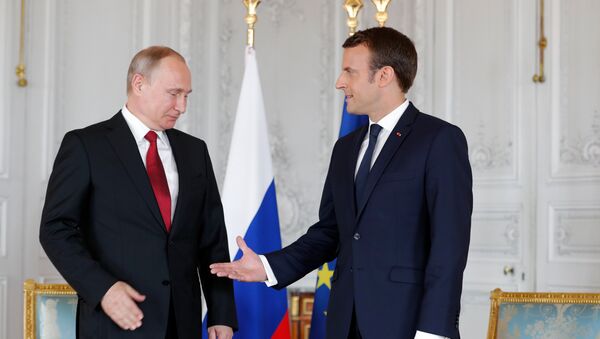 Президент РФ Владимир Путин с президентом Франции Эммануэлем Макроном - Sputnik Latvija