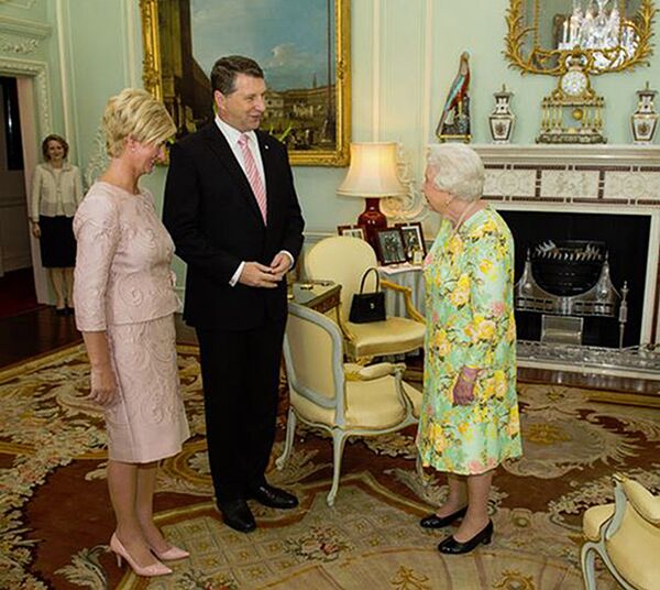 Президент Латвии Раймондс Вейонис с супругой встречаются с королевой Англии Елизаветой - Sputnik Латвия