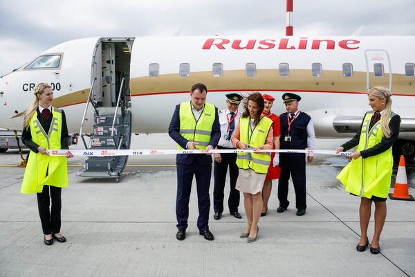 Александр Крутов и Лиене Фрейвалде торжественно перерезали ленточку в честь первого рейса - Sputnik Латвия