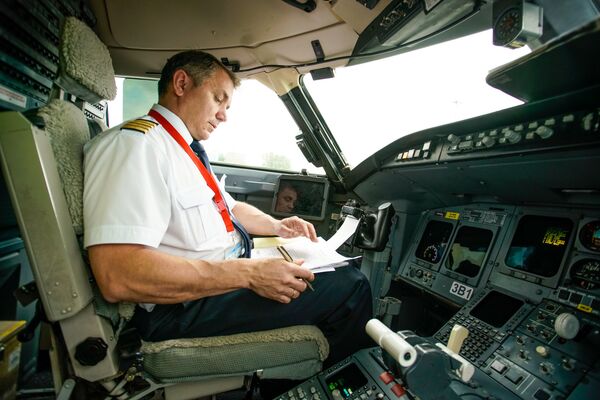 Командир воздушного судна в кабине пилотов - Sputnik Латвия
