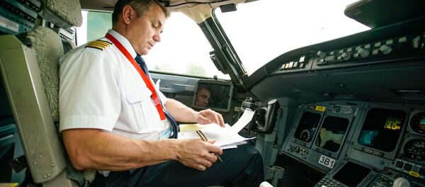 Командир воздушного судна в кабине пилотов Командир воздушного судна в кабине пилотов - Sputnik Latvija