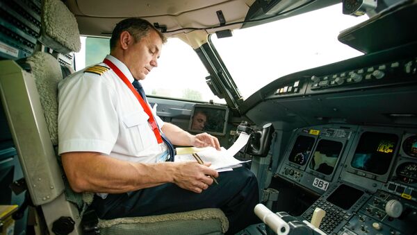 Командир воздушного судна в кабине пилотов - Sputnik Латвия