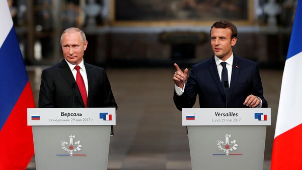 Российский президент Владимир Путин и президент Франции Эммануэль Макрон на совместной пресс-конференции в Версале - Sputnik Latvija