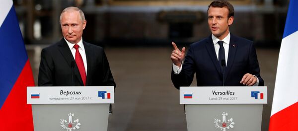 Российский президент Владимир Путин и президент Франции Эммануэль Макрон на совместной пресс-конференции в Версале Российский президент Владимир Путин и президент Франции Эммануэль Макрон на совместной пресс-конференции в Версале - Sputnik Latvija