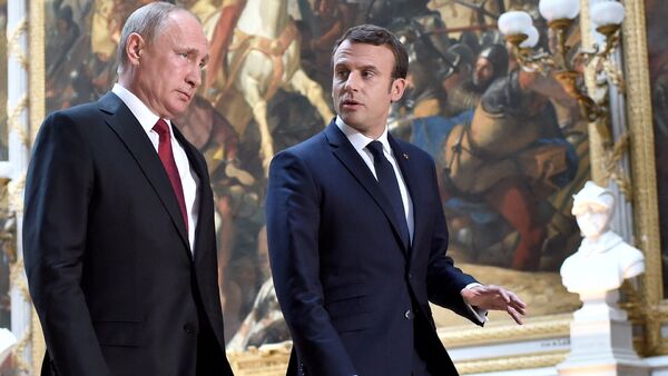 Российский президент Владимир Путин и президент Франции Эммануэль Макрон в Версале - Sputnik Латвия