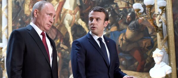 Российский президент Владимир Путин и президент Франции Эммануэль Макрон в Версале Российский президент Владимир Путин и президент Франции Эммануэль Макрон в Версале - Sputnik Latvija