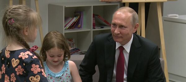 Путин в Париже посетил Российский духовно-культурный центр Путин в Париже посетил Российский духовно-культурный центр - Sputnik Латвия