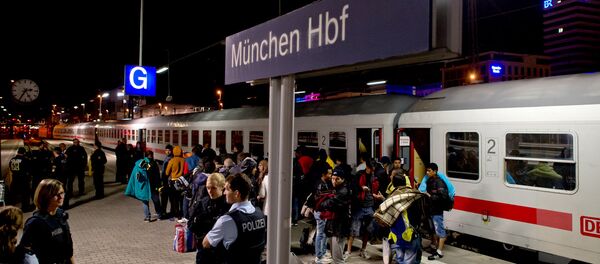 Мигранты на железнодорожной станции в Мюнхене - Sputnik Латвия