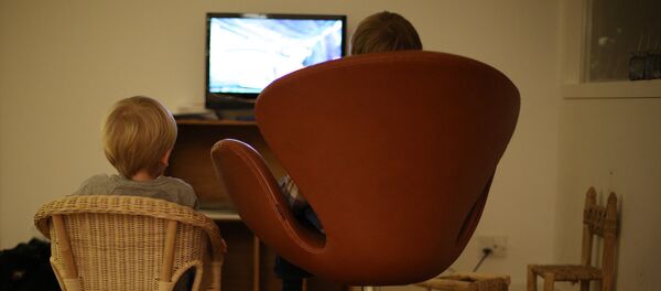 Дети смотрят телевизор - Sputnik Латвия