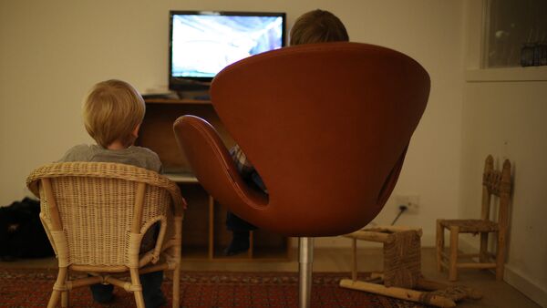 Дети смотрят телевизор - Sputnik Латвия