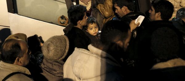 Беженцы во время посадки на автобус - Sputnik Латвия