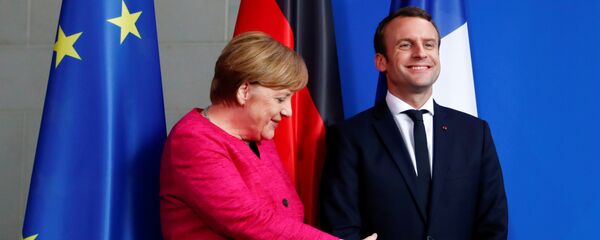 Angela Merkele un Emanuels Makrons pēc preses konferences Berlīnē Angela Merkele un Emanuels Makrons pēc preses konferences Berlīnē - Sputnik Latvija