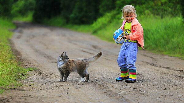 Девочка с мячом и кошкой - Sputnik Латвия