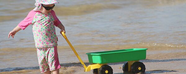 Ребенок играет на пляже - Sputnik Латвия