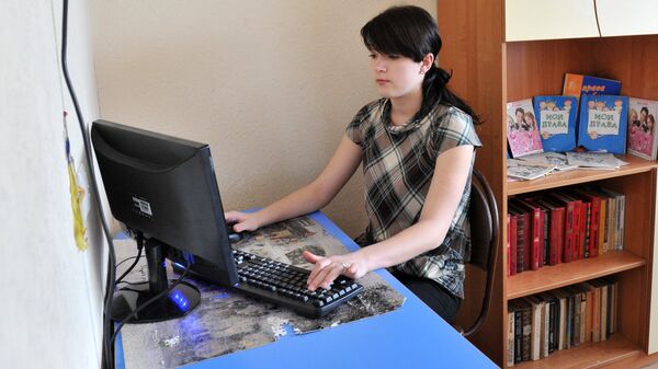Девочка с компьютером - Sputnik Латвия