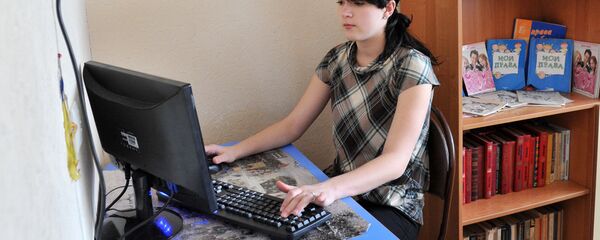 Девочка с компьютером - Sputnik Латвия