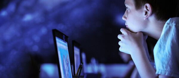 Мальчик за компьютером - Sputnik Латвия