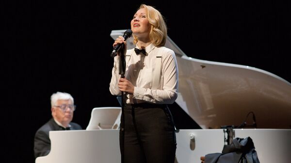 Ника Плотникова в спектакле Девушка в кафе - Sputnik Латвия