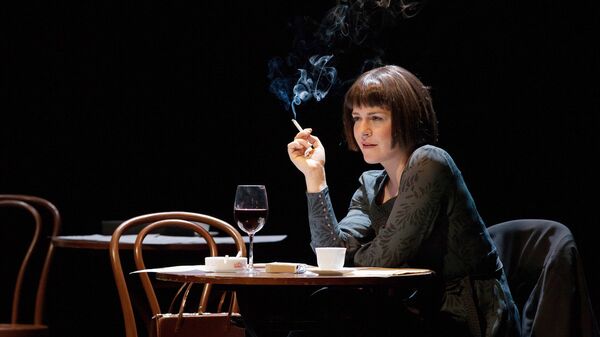 Актриса Яна Хербста в спектакле Девушка в кафе - Sputnik Латвия