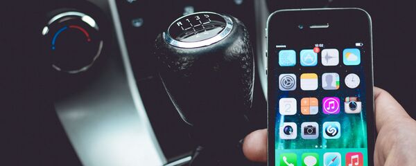 Смартфон в руках водителя - Sputnik Латвия