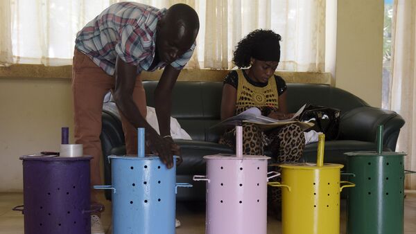 Urnu sagatavošana balsošanai vēlēšanu iecirknī Banžulā, Gambija, 2017 - Sputnik Latvija