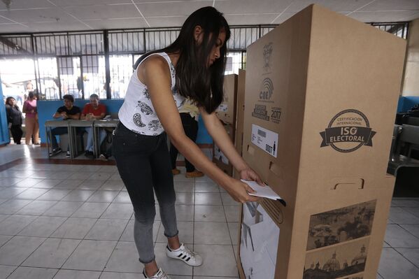 Urna vēlēšanu iecirknī Guajakilā, Ekvadora, 2017 - Sputnik Latvija