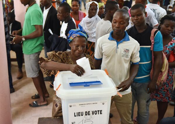 Vēlēšanu iecirknī Leplato, Abidžanas centrālajā rajonā, 2016 - Sputnik Latvija