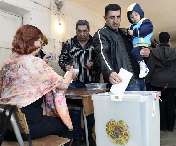 Vīrietis balso Nacionālās sapulces – Armēnijas parlamenta – vēlēšanās Erevānā, 2017 - Sputnik Latvija