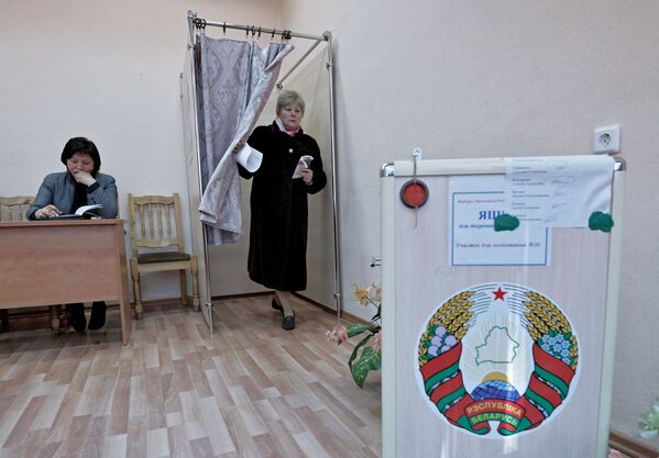 Vēlētājs vēlēšanu iecirknī iepriekšējās balsošanas laikā Baltkrievijas prezidenta vēlēšanās Minskā, 2015 - Sputnik Latvija