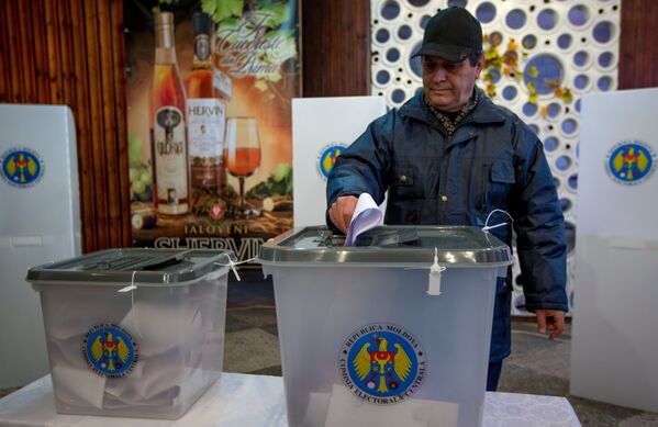 Balsošana parlamenta vēlēšanās Moldovā vēlēšanu iecirknī Kišiņevā, 2014 - Sputnik Latvija