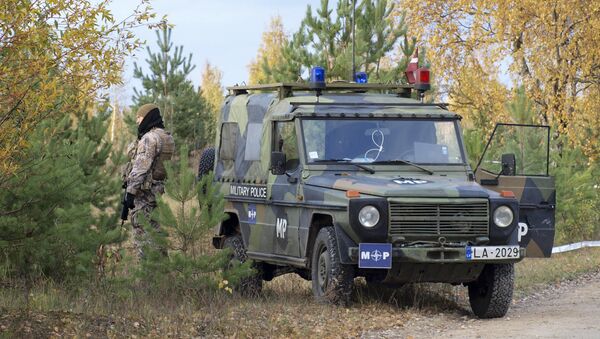Машина военной полиции Латвии - Sputnik Латвия
