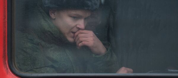 Российский военный в вагоне поезда Российский военный в вагоне поезда - Sputnik Латвия