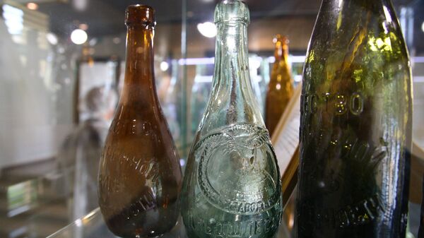Старинные бутылки, на первом плане – Рижское - Sputnik Латвия