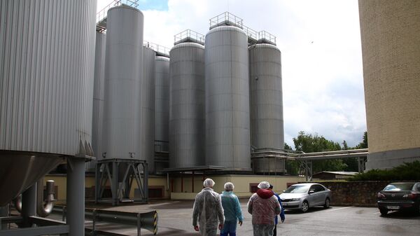 Трехсоттонные емкости для пива - Sputnik Латвия